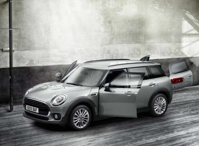 OPPKALT ETTER BILEN: Miniskjørtet har faktisk fått sitt navn etter bilen Mini. Foto: Ap OPPKALT ETTER BILEN: Miniskjørtet har faktisk fått sitt navn etter bilen Mini. Foto: Ap